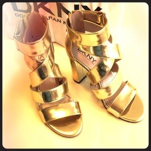 DKNY DONNA KARAN NEW YORK 🖤 DKNY ⭐️ WIDE STRAPS HEELS ⭐️ gold NWOT